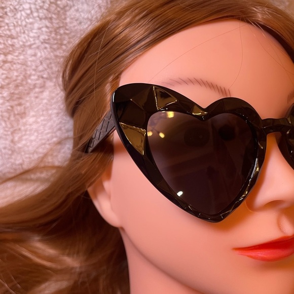 Black Heart-Shaped Oversized Sunglasses Retro Design - Picture 2 of 5